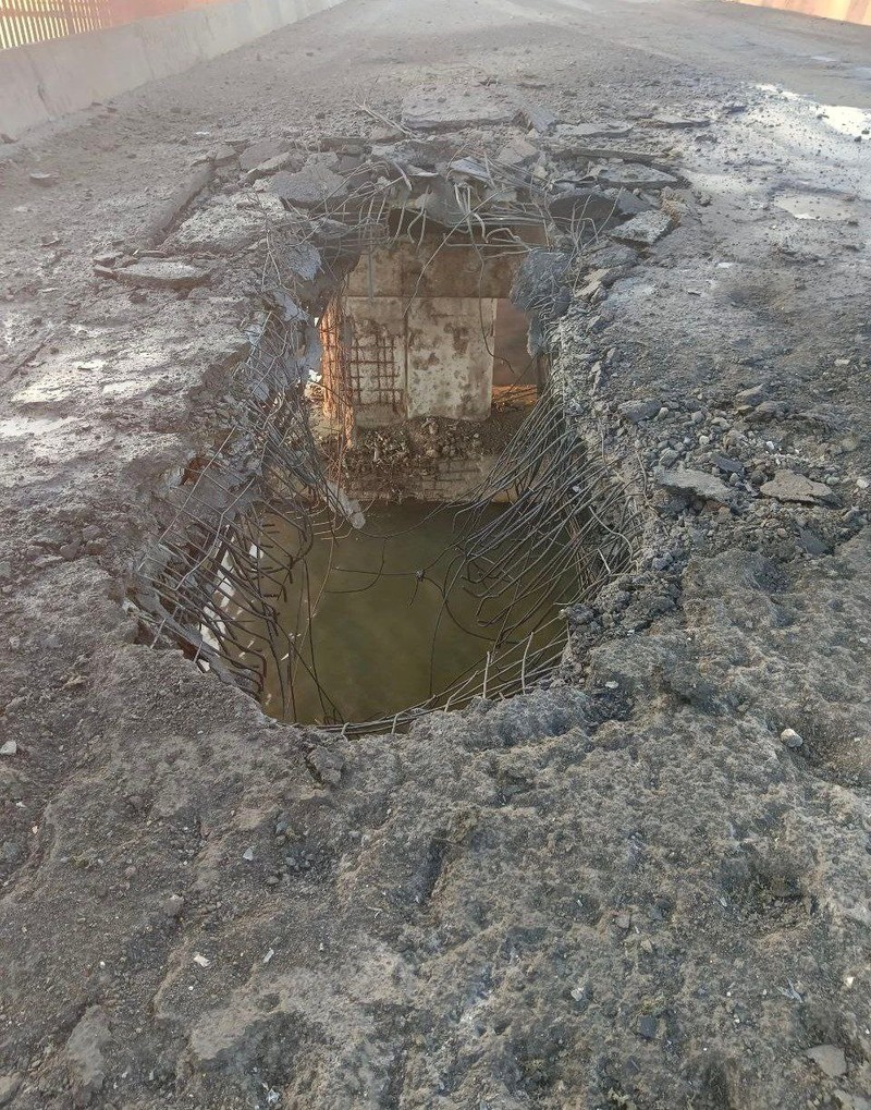 Sebuah pemandangan menunjukkan jembatan Chonhar yang rusak yang menghubungkan bagian wilayah Kherson Ukraina yang dikuasai Rusia ke semenanjung Krimea, mengikuti apa yang dikatakan pejabat yang ditunjuk Rusia sebagai serangan rudal Ukraina, dalam gambar ini dirilis 22 Juni 2023. Sebuah pemandangan menunjukkan jembatan Chonhar yang rusak yang menghubungkan bagian wilayah Kherson Ukraina yang dikuasai Rusia ke semenanjung Krimea, mengikuti apa yang dikatakan pejabat yang ditunjuk Rusia sebagai serangan rudal Ukraina, dalam gambar ini dirilis 22 Juni 2023. (Russian-installed leader of the Kherson region Vladimir Saldo via Telegram/Handout via REUTERS)