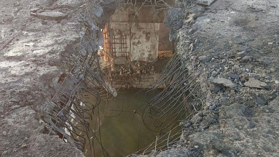 Sebuah pemandangan menunjukkan jembatan Chonhar yang rusak yang menghubungkan bagian wilayah Kherson Ukraina yang dikuasai Rusia ke semenanjung Krimea, mengikuti apa yang dikatakan pejabat yang ditunjuk Rusia sebagai serangan rudal Ukraina, dalam gambar ini dirilis 22 Juni 2023. (Russian-installed leader of the Kherson region Vladimir Saldo via Telegram/Handout via REUTERS)