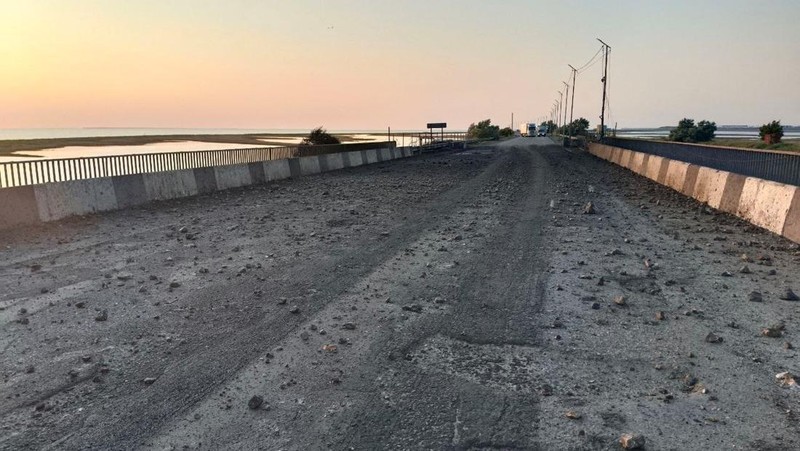Sebuah pemandangan menunjukkan jembatan Chonhar yang rusak yang menghubungkan bagian wilayah Kherson Ukraina yang dikuasai Rusia ke semenanjung Krimea, mengikuti apa yang dikatakan pejabat yang ditunjuk Rusia sebagai serangan rudal Ukraina, dalam gambar ini dirilis 22 Juni 2023. (Russian-installed leader of the Kherson region Vladimir Saldo via Telegram/Handout via REUTERS)