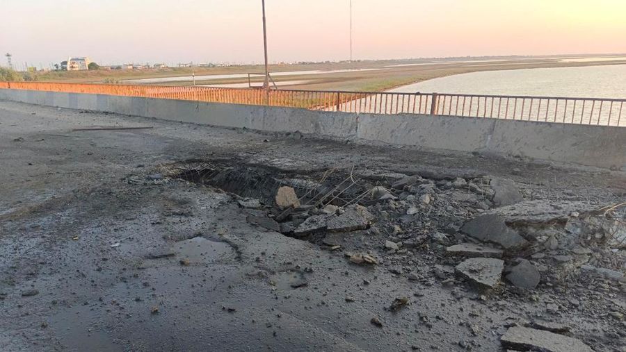 Sebuah pemandangan menunjukkan jembatan Chonhar yang rusak yang menghubungkan bagian wilayah Kherson Ukraina yang dikuasai Rusia ke semenanjung Krimea, mengikuti apa yang dikatakan pejabat yang ditunjuk Rusia sebagai serangan rudal Ukraina, dalam gambar ini dirilis 22 Juni 2023. (Russian-installed leader of the Kherson region Vladimir Saldo via Telegram/Handout via REUTERS)