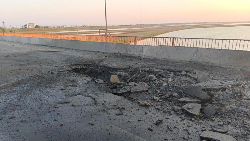 Sebuah pemandangan menunjukkan jembatan Chonhar yang rusak yang menghubungkan bagian wilayah Kherson Ukraina yang dikuasai Rusia ke semenanjung Krimea, mengikuti apa yang dikatakan pejabat yang ditunjuk Rusia sebagai serangan rudal Ukraina, dalam gambar ini dirilis 22 Juni 2023. (Russian-installed leader of the Kherson region Vladimir Saldo via Telegram/Handout via REUTERS)