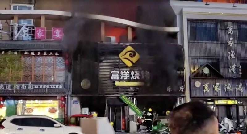 Suasana pasca kebakaran akibat ledakan pada sebuah restoran barbekyu di kota Yinchuan, Ningxia, China, Rabu (21/6/2023). (Handout via REUTERS)