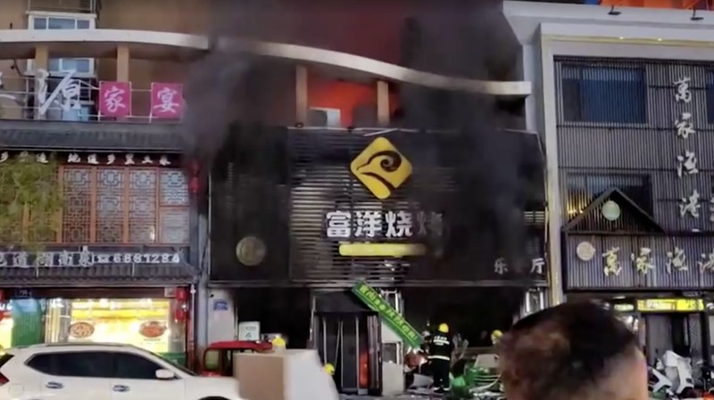 Suasana pasca kebakaran akibat ledakan pada sebuah restoran barbekyu di kota Yinchuan, Ningxia, China, Rabu (21/6/2023). (Handout via REUTERS)