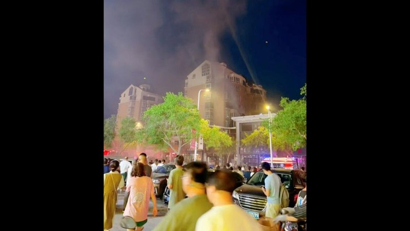 Suasana pasca kebakaran akibat ledakan pada sebuah restoran barbekyu di kota Yinchuan, Ningxia, China, Rabu (21/6/2023). (Handout via REUTERS)
