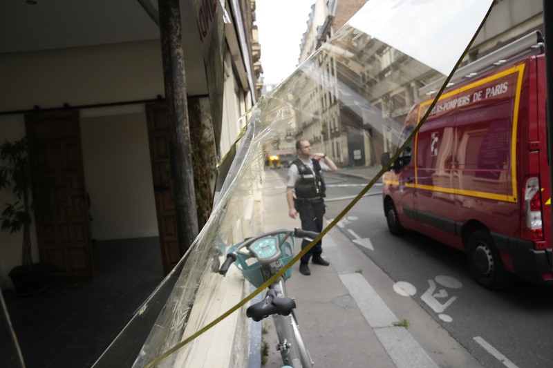 Suasana pasca ledakan sala satu bangundan di Lefft Bank, Paris, Prancis, Rabu (21/6/2023). (AP Photo/Christophe Ena)