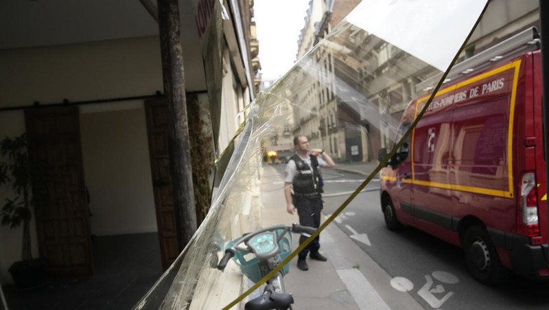 Suasana pasca ledakan sala satu bangundan di Lefft Bank, Paris, Prancis, Rabu (21/6/2023). (AP Photo/Christophe Ena)