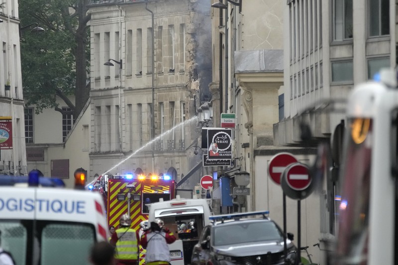 Suasana pasca ledakan sala satu bangundan di Lefft Bank, Paris, Prancis, Rabu (21/6/2023). (AP Photo/Christophe Ena)