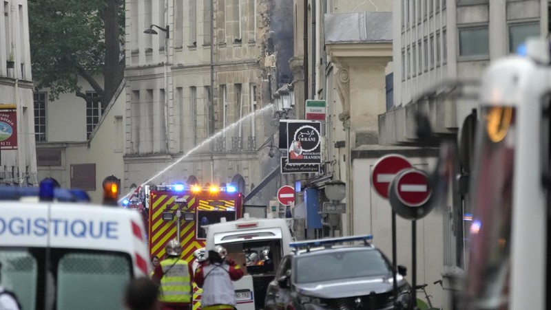 Suasana pasca ledakan sala satu bangundan di Lefft Bank, Paris, Prancis, Rabu (21/6/2023). (AP Photo/Christophe Ena)