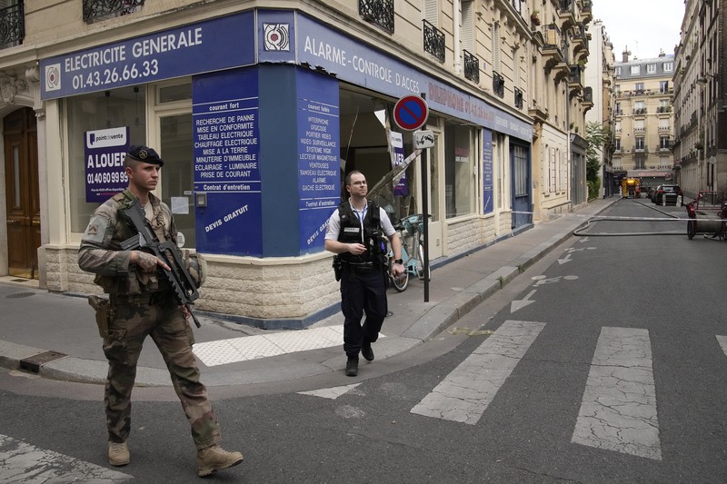 Suasana pasca ledakan sala satu bangundan di Lefft Bank, Paris, Prancis, Rabu (21/6/2023). (AP Photo/Christophe Ena)