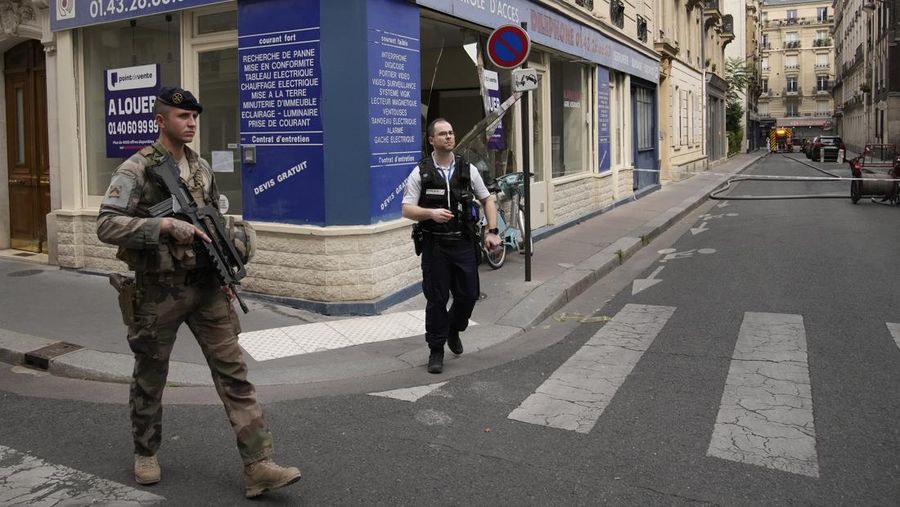 Suasana pasca ledakan sala satu bangundan di Lefft Bank, Paris, Prancis, Rabu (21/6/2023). (AP Photo/Christophe Ena)