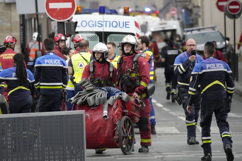 Suasana pasca ledakan sala satu bangundan di Lefft Bank, Paris, Prancis, Rabu (21/6/2023). (AP Photo/Christophe Ena)
