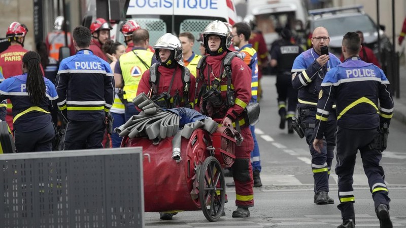 Suasana pasca ledakan sala satu bangundan di Lefft Bank, Paris, Prancis, Rabu (21/6/2023). (AP Photo/Christophe Ena)