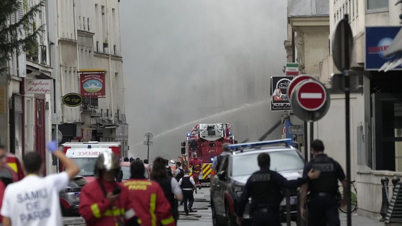 Suasana pasca ledakan sala satu bangundan di Lefft Bank, Paris, Prancis, Rabu (21/6/2023). (AP Photo/Christophe Ena)