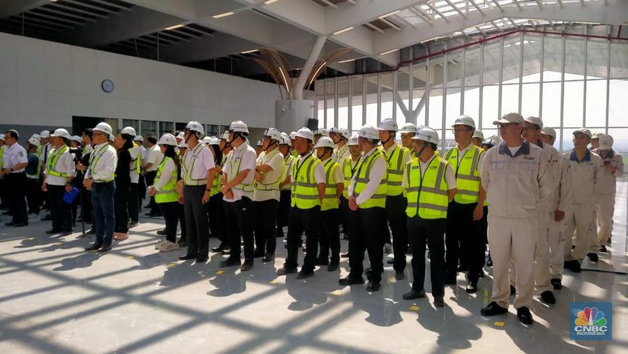 Tenaga kerja asal China di Proyek Kereta Cepat Jakarta-Bandung. (CNBC Indonersia/Wiji Nurhayat)