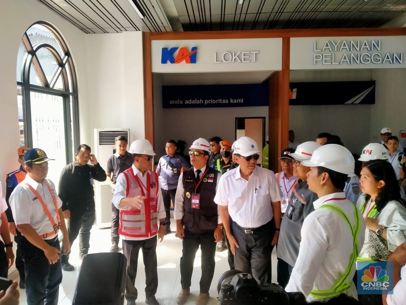 Menko Marves Luhut Binsar Pandjaitan, Menhub Budi Karya, dan Gubernur Jabar Ridwan Kamil naik LRT Jabodebek. (CNBC Indonesia/Wiji Nurhayat)