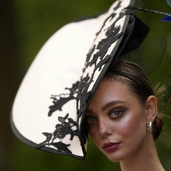 Potret Unik Bangsawan Inggris Pamer Topi, Ada Bunga Matahari
