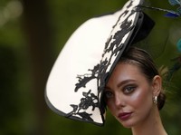 Potret Unik Bangsawan Inggris Pamer Topi, Ada Bunga Matahari