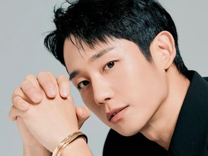 Netizen Gempar, Jung Hae In Patahkan Kutukan Foto Paspor Jelek