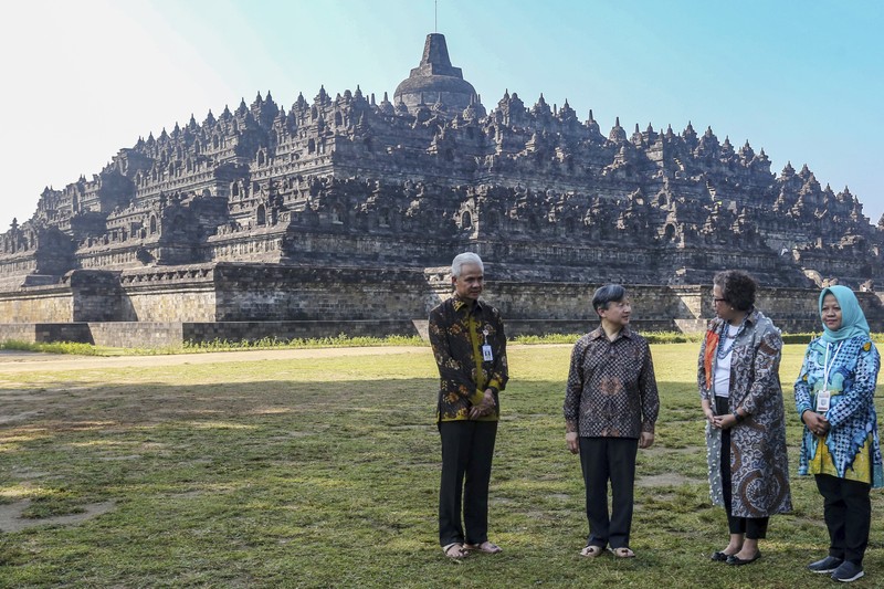 Kaisar Jeoang, Naruhito mengunjungi Candi Borobudur di Magelang, Jawa Tengah. Kaisar Jepang, Naruhito mengunjungi Candi Borobudur di Magelang, Jawa Tengah. (AP Photo/Slamet Riyadi)