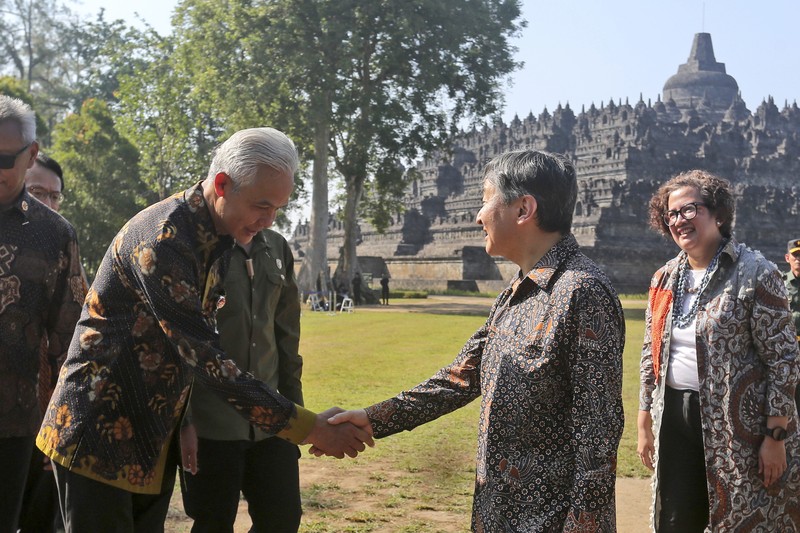 Kaisar Jeoang, Naruhito mengunjungi Candi Borobudur di Magelang, Jawa Tengah. Kaisar Jepang, Naruhito mengunjungi Candi Borobudur di Magelang, Jawa Tengah. (AP Photo/Slamet Riyadi)