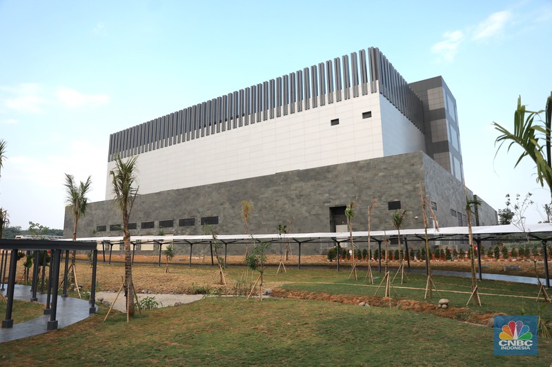 Kampus Pusat Data H2, Karawang, Jawa Barat, Kamis (22/6/2023). Kampus Pusat Data H2 menjadi salah satu pusat penyimpanan data digital karya Indonesia dengan tujuan memperkuat infrastruktur ekonomi digital Indonesia sehingga meningkatkan pertumbuhan dan kekuatan ekonomi Indonesia di dunia.  (CNBC Indonesia/Muhammad Sabki)