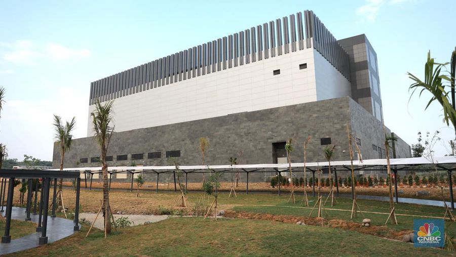 Kampus Pusat Data H2, Karawang, Jawa Barat, Kamis (22/6/2023). Kampus Pusat Data H2 menjadi salah satu pusat penyimpanan data digital karya Indonesia dengan tujuan memperkuat infrastruktur ekonomi digital Indonesia sehingga meningkatkan pertumbuhan dan kekuatan ekonomi Indonesia di dunia.  (CNBC Indonesia/Muhammad Sabki)