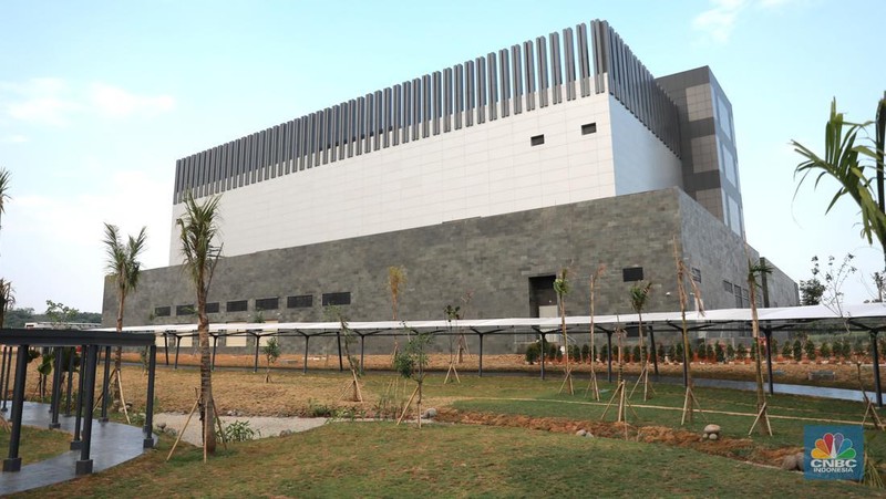 Kampus Pusat Data H2, Karawang, Jawa Barat, Kamis (22/6/2023). Kampus Pusat Data H2 menjadi salah satu pusat penyimpanan data digital karya Indonesia dengan tujuan memperkuat infrastruktur ekonomi digital Indonesia sehingga meningkatkan pertumbuhan dan kekuatan ekonomi Indonesia di dunia.  (CNBC Indonesia/Muhammad Sabki)