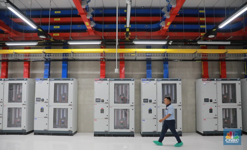 Kampus Pusat Data H2, Karawang, Jawa Barat, Kamis (22/6/2023). Kampus Pusat Data H2 menjadi salah satu pusat penyimpanan data digital karya Indonesia dengan tujuan memperkuat infrastruktur ekonomi digital Indonesia sehingga meningkatkan pertumbuhan dan kekuatan ekonomi Indonesia di dunia.  (CNBC Indonesia/Muhammad Sabki)