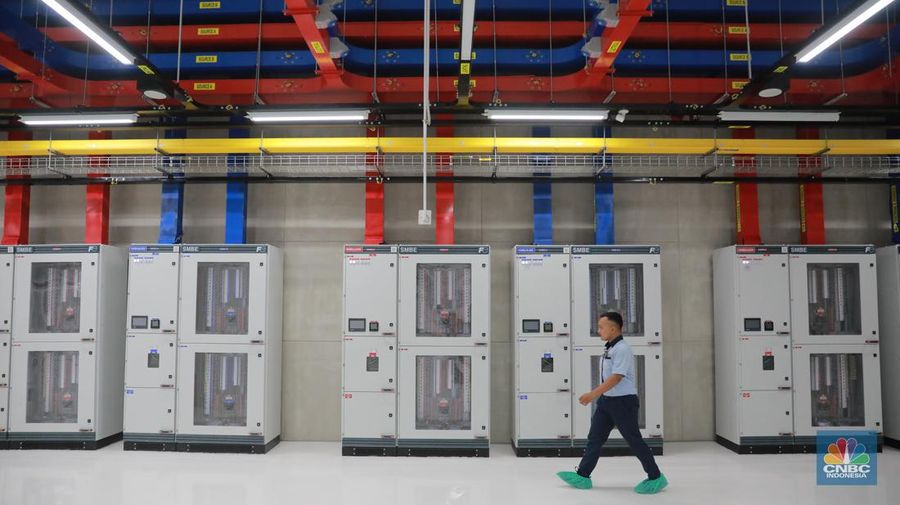 Kampus Pusat Data H2, Karawang, Jawa Barat, Kamis (22/6/2023). Kampus Pusat Data H2 menjadi salah satu pusat penyimpanan data digital karya Indonesia dengan tujuan memperkuat infrastruktur ekonomi digital Indonesia sehingga meningkatkan pertumbuhan dan kekuatan ekonomi Indonesia di dunia.  (CNBC Indonesia/Muhammad Sabki)
