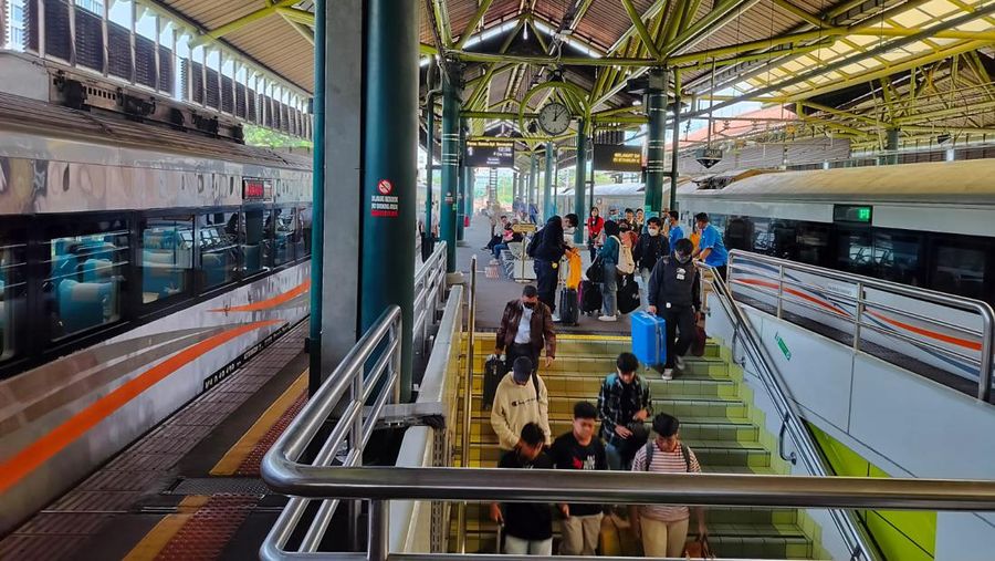 Kereta api jarak jauh di Stasiun Gambir Jakarta Pusat/Dok: KAI