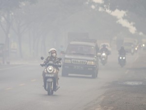 Video Perjuangan Warga Kalsel Menembus Asap, Jarak Pandang Terbatas