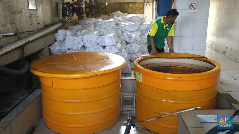 Pekerja beraktivitas di pabrik kecap 'Cap Korma' di Jakarta, Jumat (23/6/2023). (CNBC Indonesia/Tri Susilo)