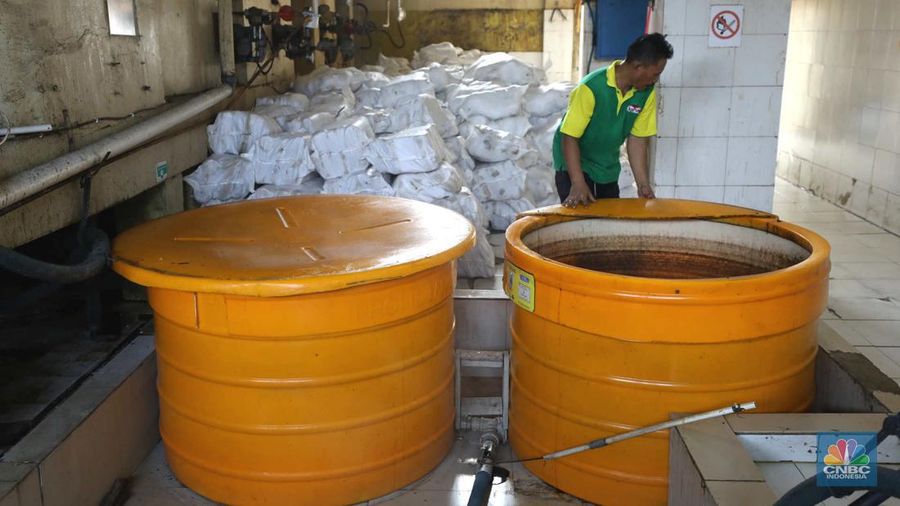 Pekerja beraktivitas di pabrik kecap 'Cap Korma' di Jakarta, Jumat (23/6/2023). (CNBC Indonesia/Tri Susilo)