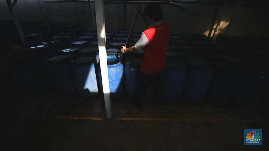 Pekerja beraktivitas di pabrik kecap 'Cap Korma' di Jakarta, Jumat (23/6/2023). (CNBC Indonesia/Tri Susilo)