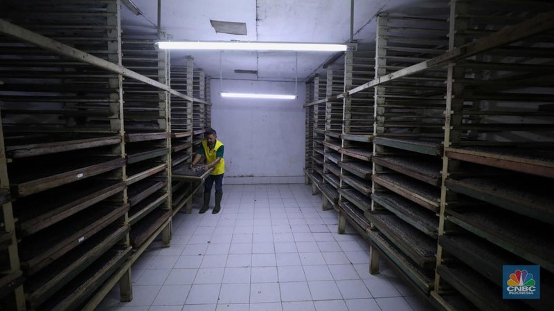 Pekerja beraktivitas di pabrik kecap 'Cap Korma' di Jakarta, Jumat (23/6/2023). (CNBC Indonesia/Tri Susilo)