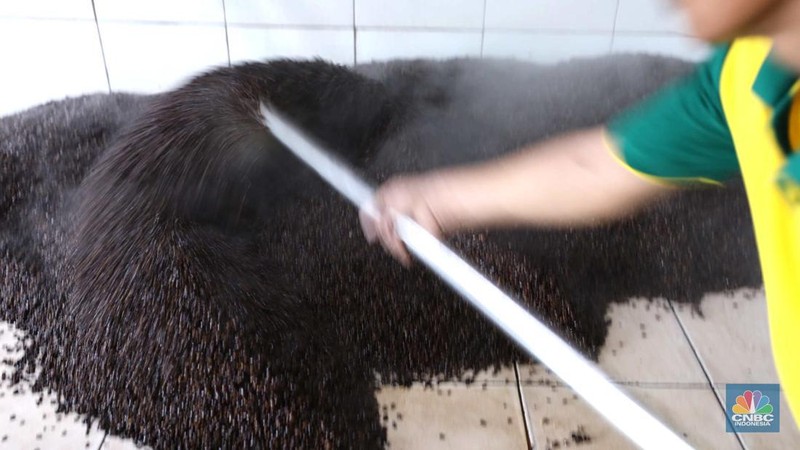 Pekerja beraktivitas di pabrik kecap 'Cap Korma' di Jakarta, Jumat (23/6/2023). (CNBC Indonesia/Tri Susilo)