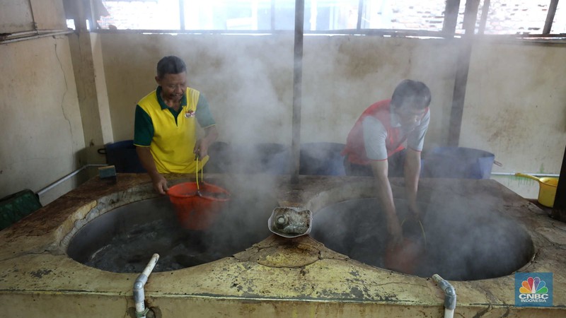 Pekerja beraktivitas di pabrik kecap 'Cap Korma' di Jakarta, Jumat (23/6/2023). (CNBC Indonesia/Tri Susilo)