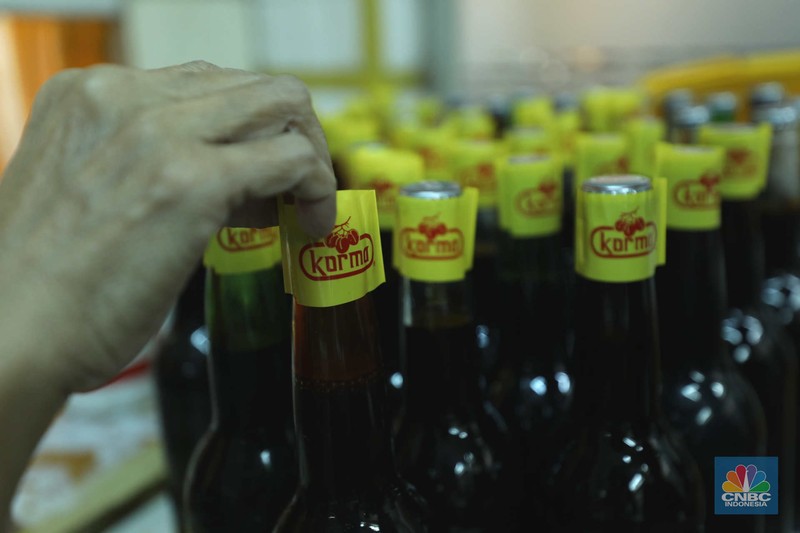 Pekerja beraktivitas di pabrik kecap 'Cap Korma' di Jakarta, Jumat (23/6/2023). (CNBC Indonesia/Tri Susilo)
