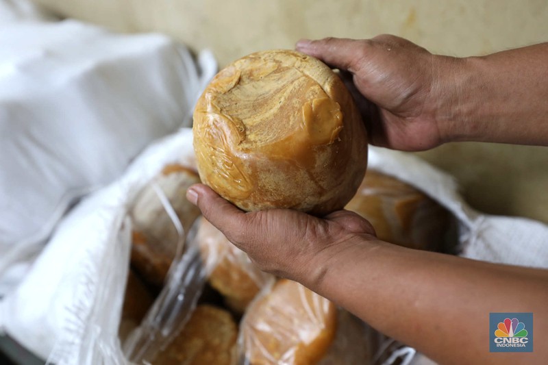 Pekerja beraktivitas di pabrik kecap 'Cap Korma' di Jakarta, Jumat (23/6/2023). (CNBC Indonesia/Tri Susilo)