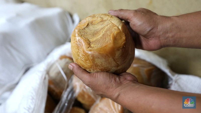 Pekerja beraktivitas di pabrik kecap 'Cap Korma' di Jakarta, Jumat (23/6/2023). (CNBC Indonesia/Tri Susilo)
