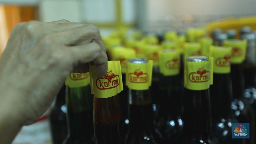 Pekerja beraktivitas di pabrik kecap 'Cap Korma' di Jakarta, Jumat (23/6/2023). (CNBC Indonesia/Tri Susilo)