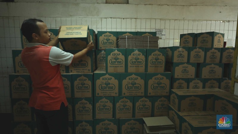 Pekerja beraktivitas di pabrik kecap 'Cap Korma' di Jakarta, Jumat (23/6/2023). Pekerja beraktivitas di pabrik kecap 'Cap Korma' di Jakarta, Jumat (23/6/2023). (CNBC Indonesia/Tri Susilo)