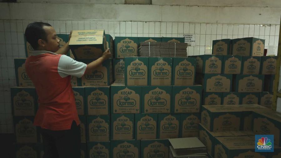Pekerja beraktivitas di pabrik kecap 'Cap Korma' di Jakarta, Jumat (23/6/2023). (CNBC Indonesia/Tri Susilo)