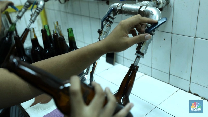 Pekerja beraktivitas di pabrik kecap 'Cap Korma' di Jakarta, Jumat (23/6/2023). (CNBC Indonesia/Tri Susilo)