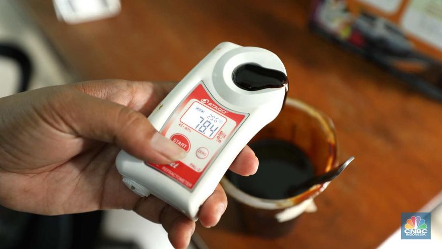 Pekerja beraktivitas di pabrik kecap 'Cap Korma' di Jakarta, Jumat (23/6/2023). (CNBC Indonesia/Tri Susilo)