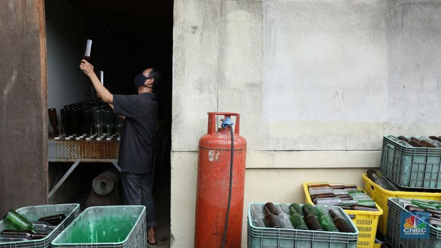 Pekerja beraktivitas di pabrik kecap 'Cap Korma' di Jakarta, Jumat (23/6/2023). (CNBC Indonesia/Tri Susilo)
