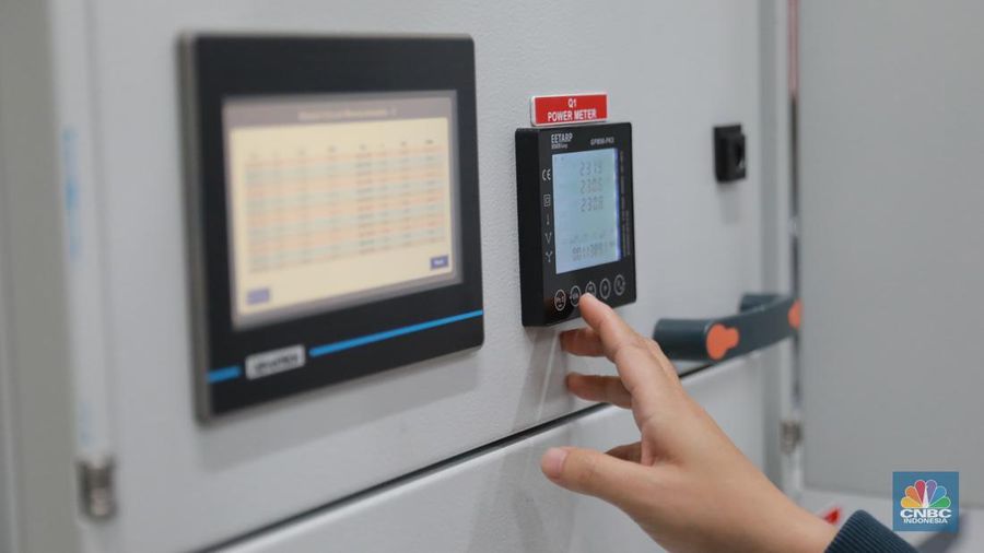 Pekerja melakukan pengecekan jaringan di Kampus Pusat Data H2, Karawang, Jawa Barat, Kamis (22/6/2023). Kampus Pusat Data H2 menjadi salah satu pusat penyimpanan data digital karya Indonesia dengan tujuan memperkuat infrastruktur ekonomi digital Indonesia sehingga meningkatkan pertumbuhan dan kekuatan ekonomi Indonesia di dunia.  (CNBC Indonesia/Muhammad Sabki)