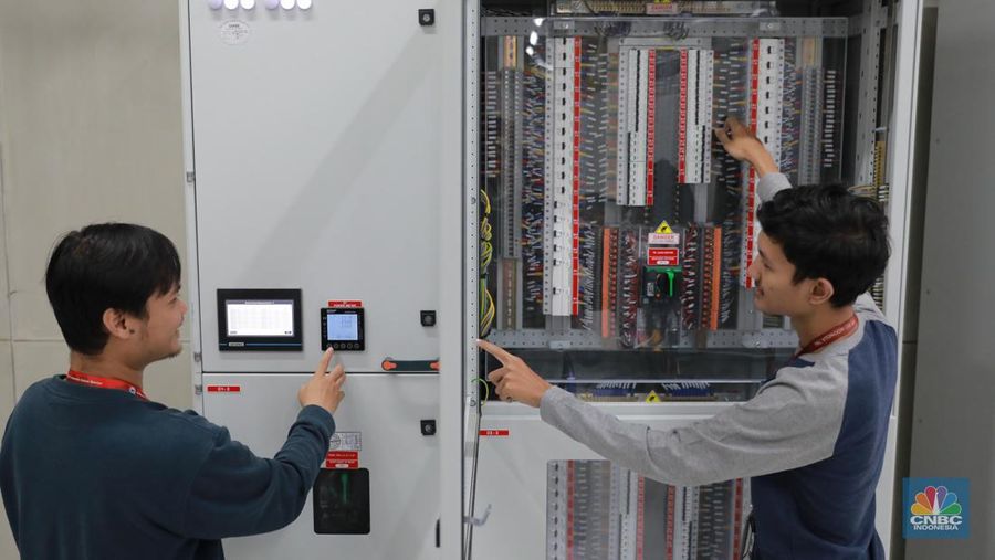 Pekerja melakukan pengecekan jaringan di Kampus Pusat Data H2, Karawang, Jawa Barat, Kamis (22/6/2023). Kampus Pusat Data H2 menjadi salah satu pusat penyimpanan data digital karya Indonesia dengan tujuan memperkuat infrastruktur ekonomi digital Indonesia sehingga meningkatkan pertumbuhan dan kekuatan ekonomi Indonesia di dunia.  (CNBC Indonesia/Muhammad Sabki)