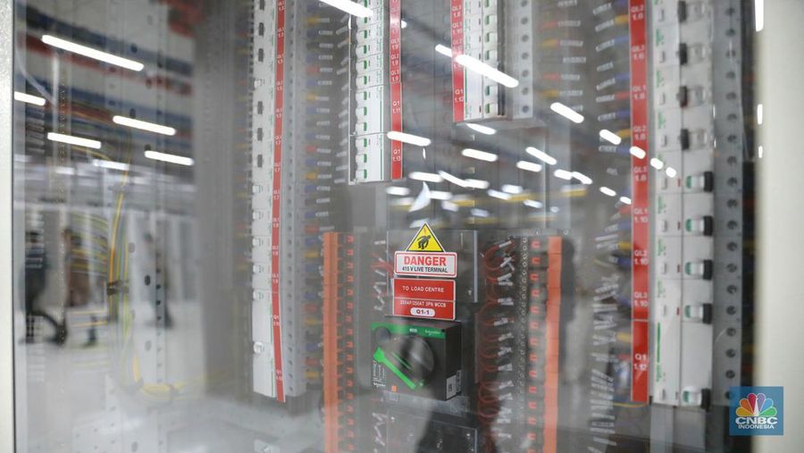 Pekerja melakukan pengecekan jaringan di Kampus Pusat Data H2, Karawang, Jawa Barat, Kamis (22/6/2023). Kampus Pusat Data H2 menjadi salah satu pusat penyimpanan data digital karya Indonesia dengan tujuan memperkuat infrastruktur ekonomi digital Indonesia sehingga meningkatkan pertumbuhan dan kekuatan ekonomi Indonesia di dunia. (²©²ÊÍøÕ¾/Muhammad Sabki)