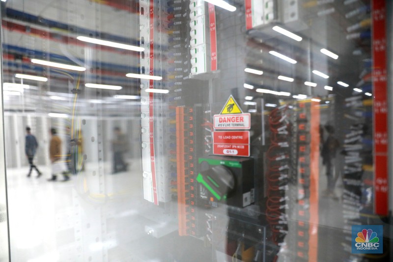 Kampus Pusat Data H2, Karawang, Jawa Barat, Kamis (22/6/2023). Kampus Pusat Data H2 menjadi salah satu pusat penyimpanan data digital karya Indonesia dengan tujuan memperkuat infrastruktur ekonomi digital Indonesia sehingga meningkatkan pertumbuhan dan kekuatan ekonomi Indonesia di dunia.  (CNBC Indonesia/Muhammad Sabki)